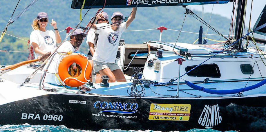 Bianca Nascimento leva a navegação a jovens de Paraty